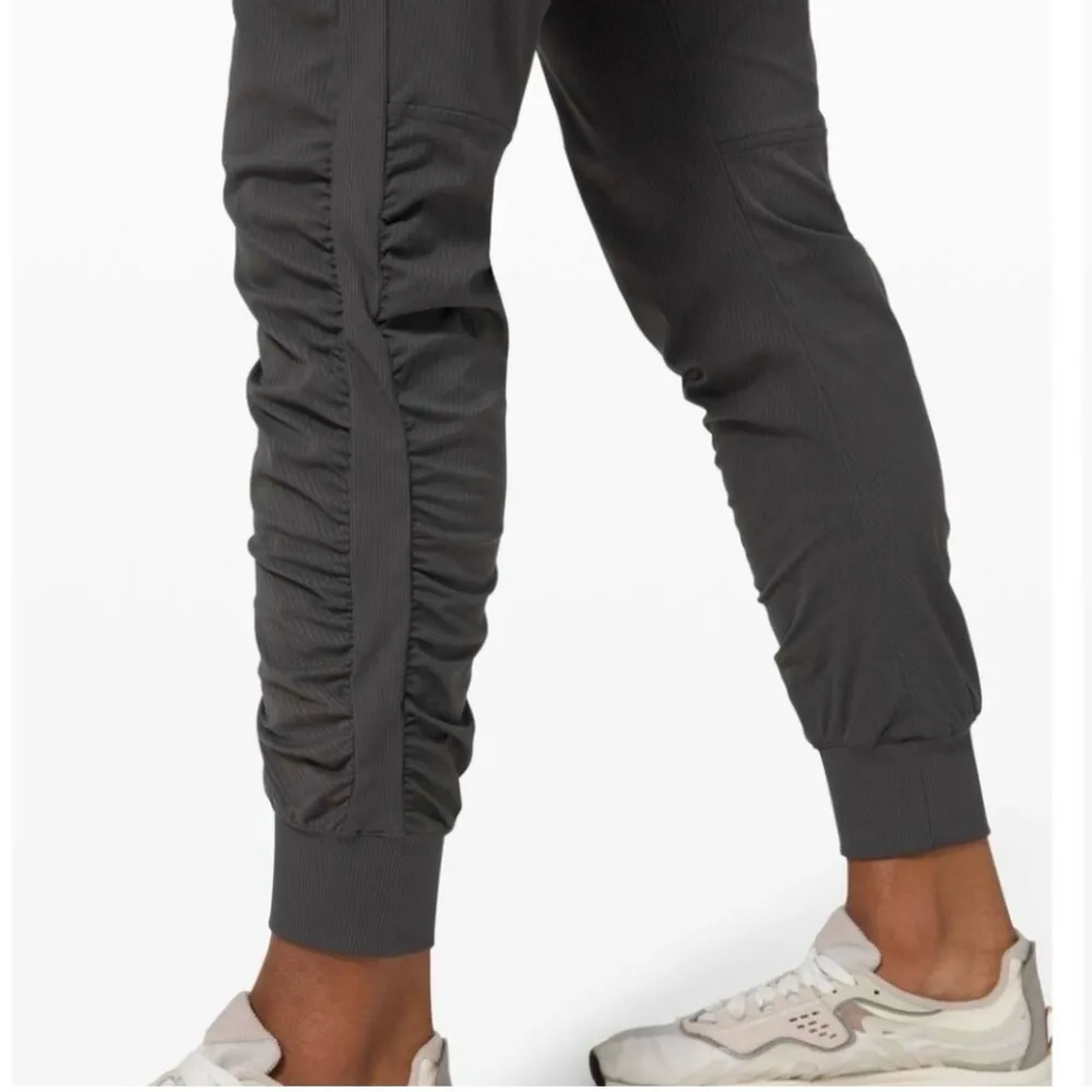 Lululemon Beyond The Studio Jogger In Graphite Grey Size 4 - Image 4