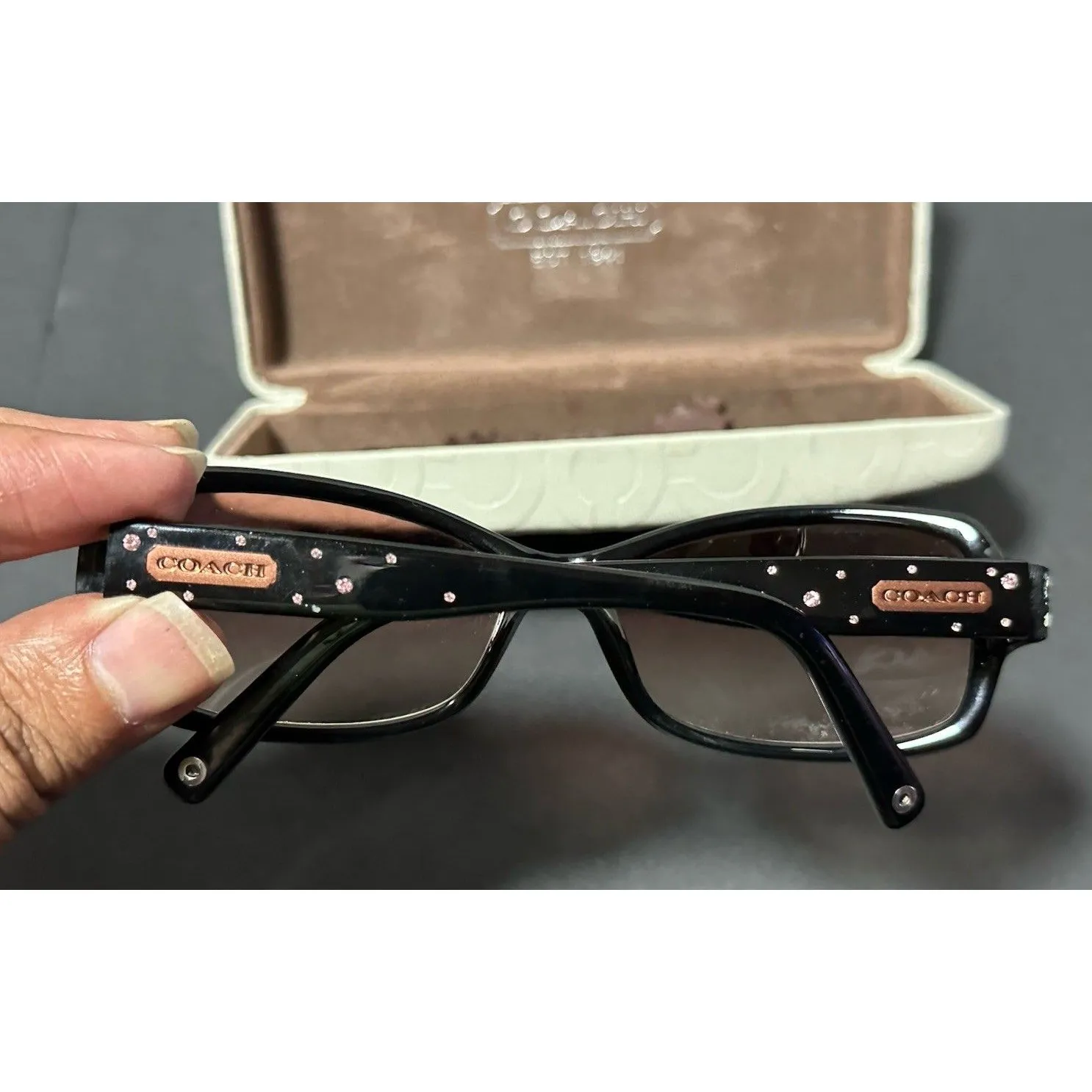 Coach Chelsea S426 sunglasses in black, featuring & Case - Image 5