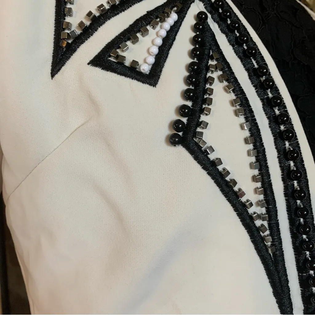MUSES BY SHOP OFF WHTIE WITH BLACK AND SILVER BEADING CROPPED BLAZER (M) - Image 8