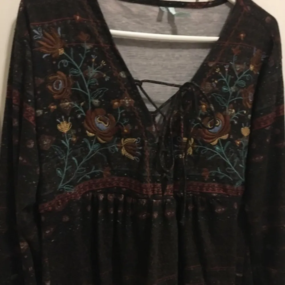 Maurices Floral Aztec Top size medium - Image 9