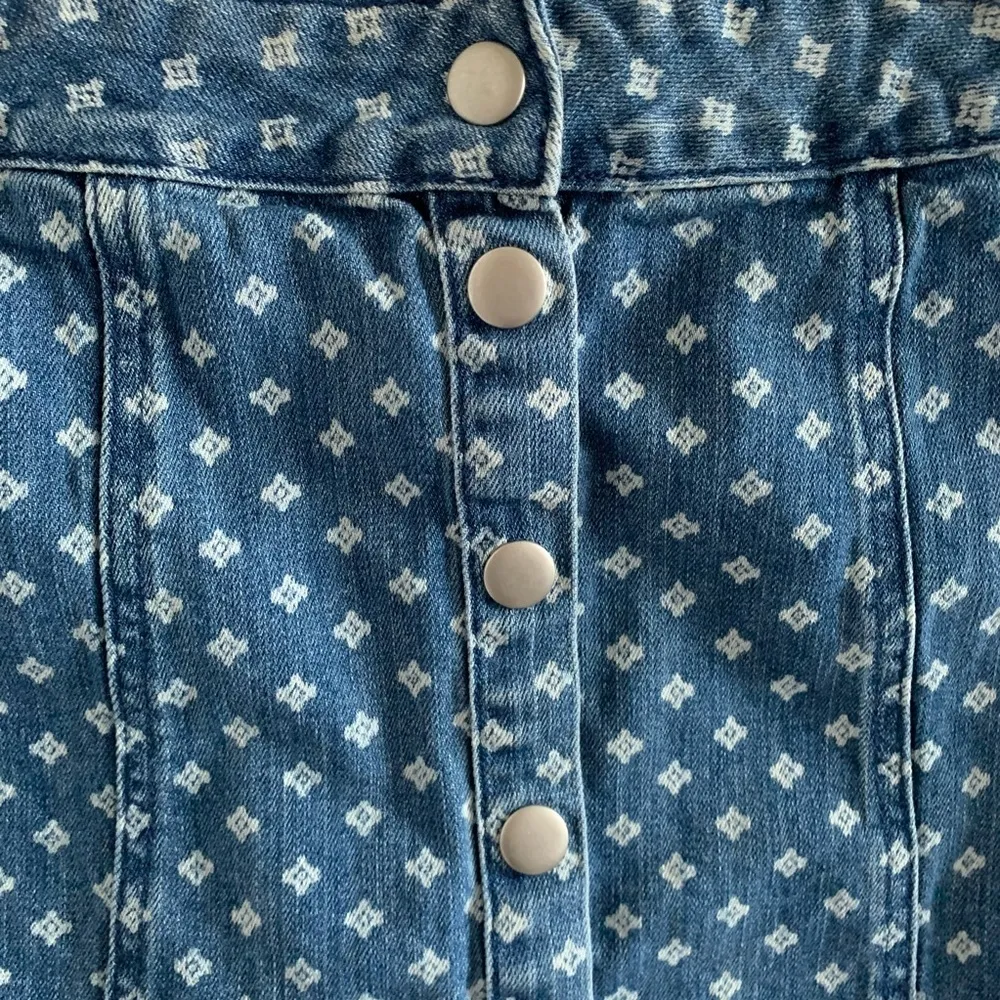 Kendall & Kylie Tile Print Denim Skirt Preppy Trendy Exposed Buttons Jean Skirt - Image 6