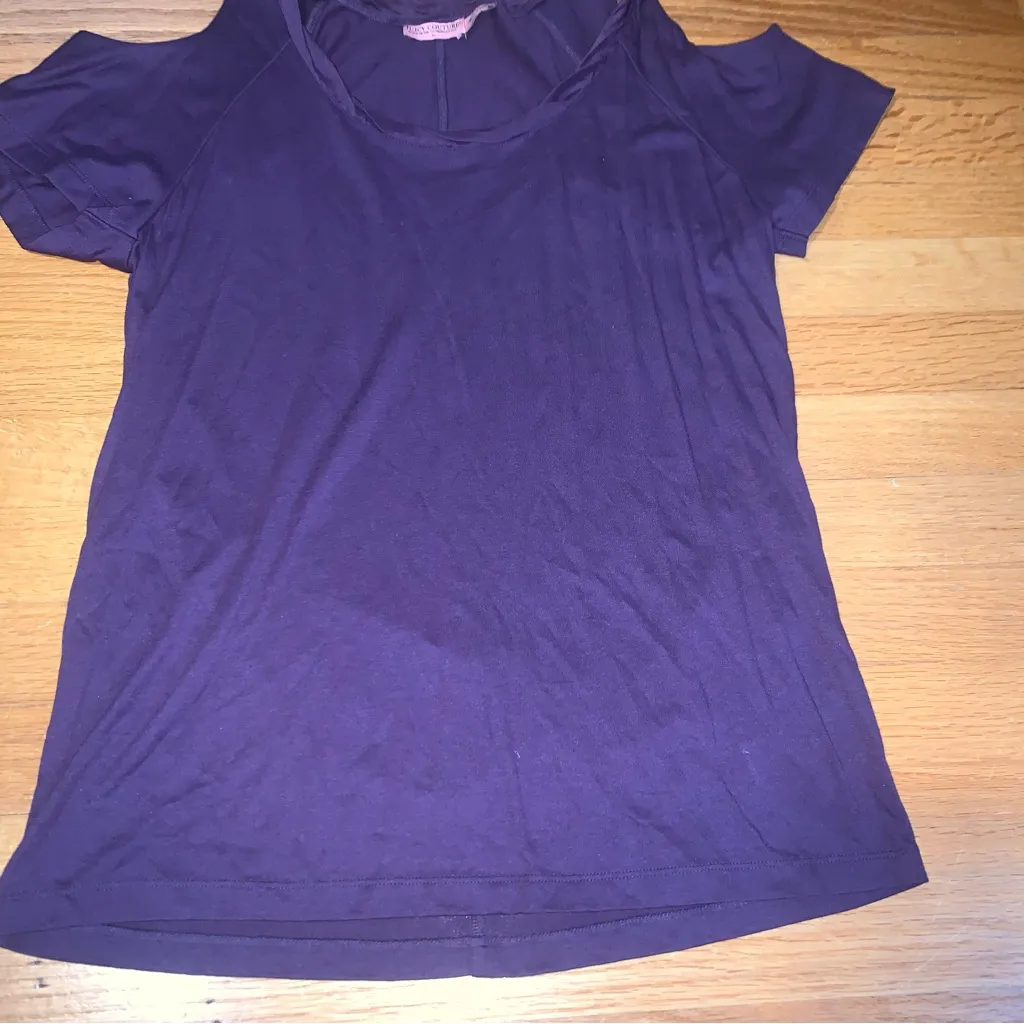 Juicy Couture Pam Gela Cold Shoulder Short Sleeve Shirt Purple Women's Medium - Image 2