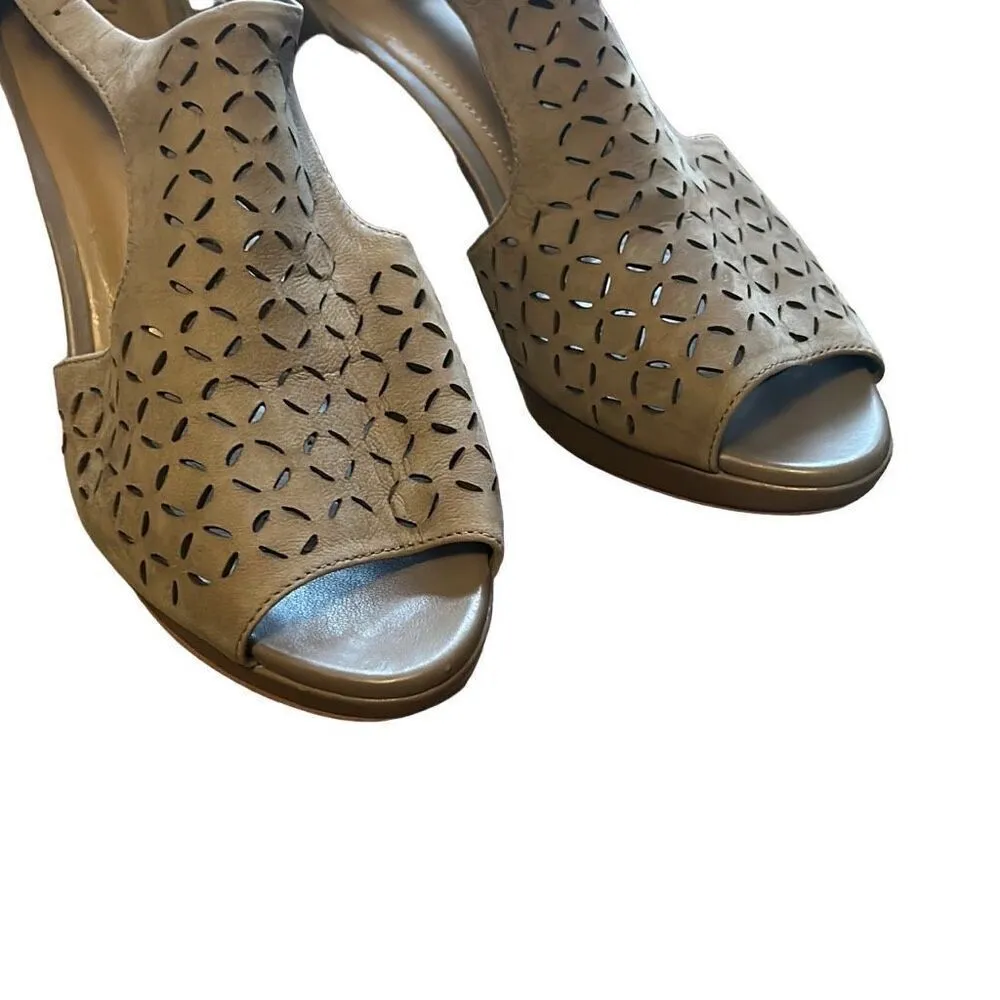 Clarks Artisan Suede Cut Out Chunky Platform Heels‎ size 9.5 - Image 2