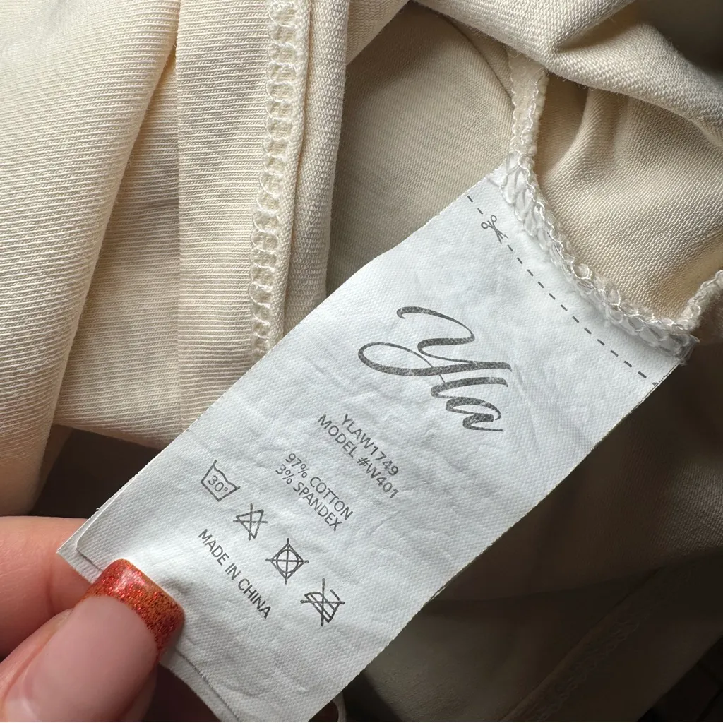 Women's Young LA Crop Tee Size M Stretch Cropped Cap Sleeve Graphic Tee White Size M - Image 4