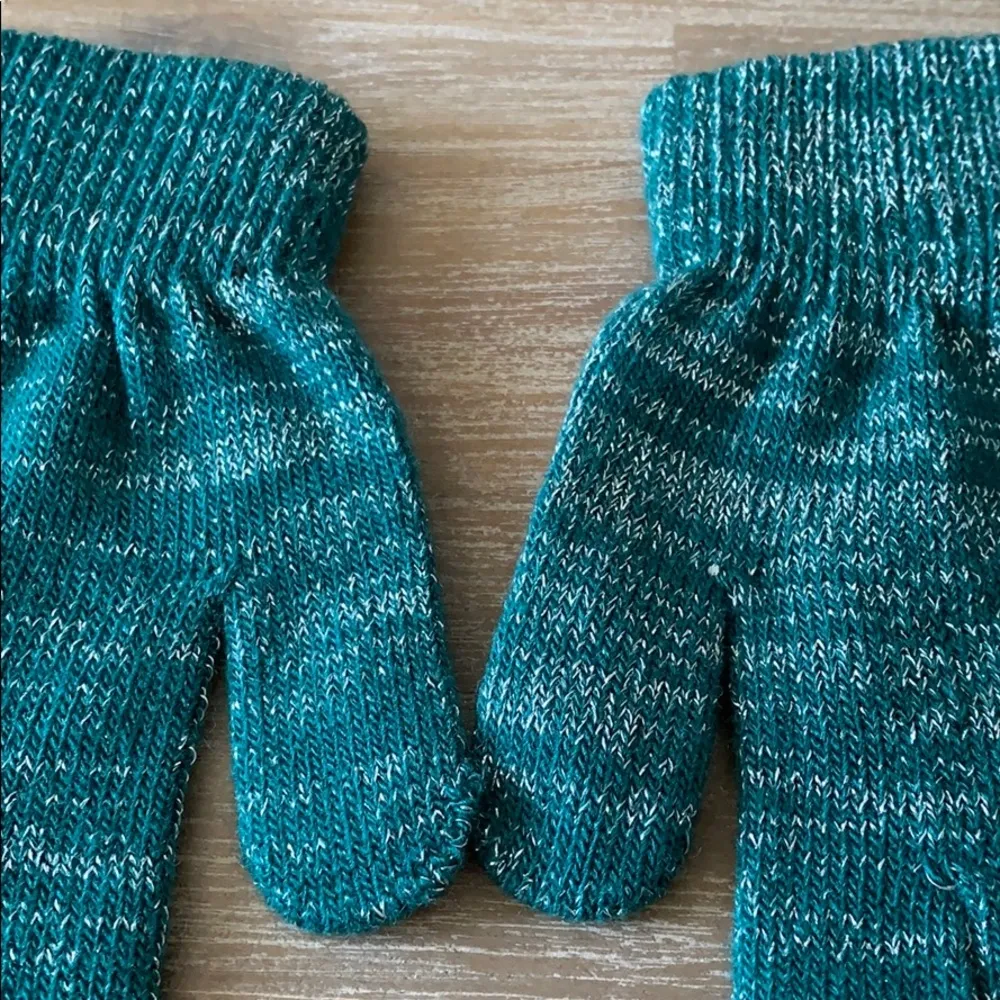 Green and silver gloves - Image 2