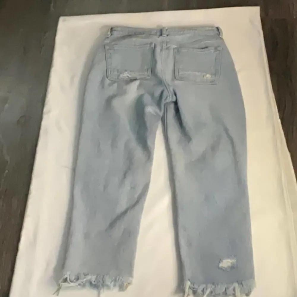 Kendall & Kylie High Waist Distressed Raw Hem Jean Size 25 - Image 4