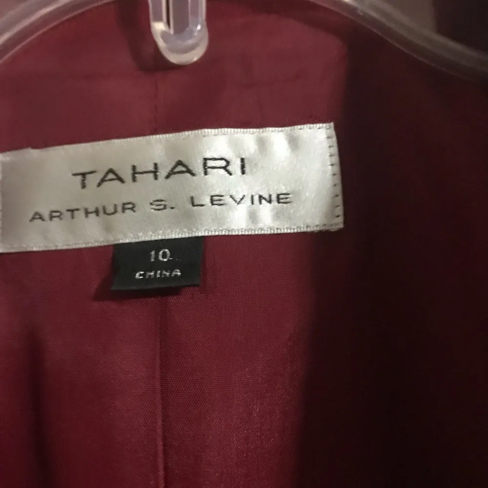 Tahari Levine Vibrant Red & Black Suede Trim, Short Blazer 3 Button Hook… - Image 2