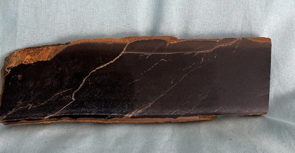 Black obsidian slab. Grayish flash running up and down. Nice piece. - Image 2