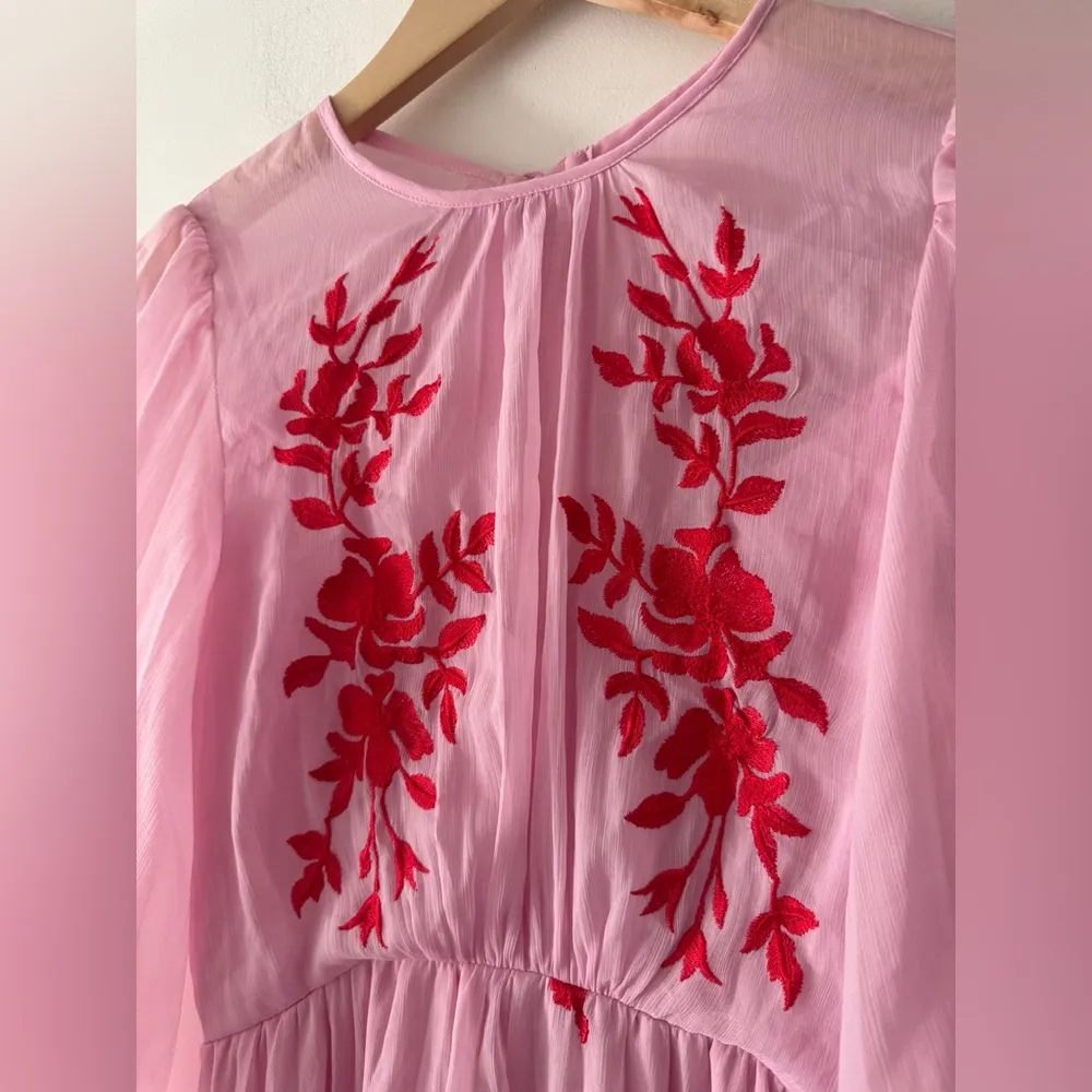 NEW!  Design stunning tie back pleated sleeve midi dress pink red embroidery - Image 6