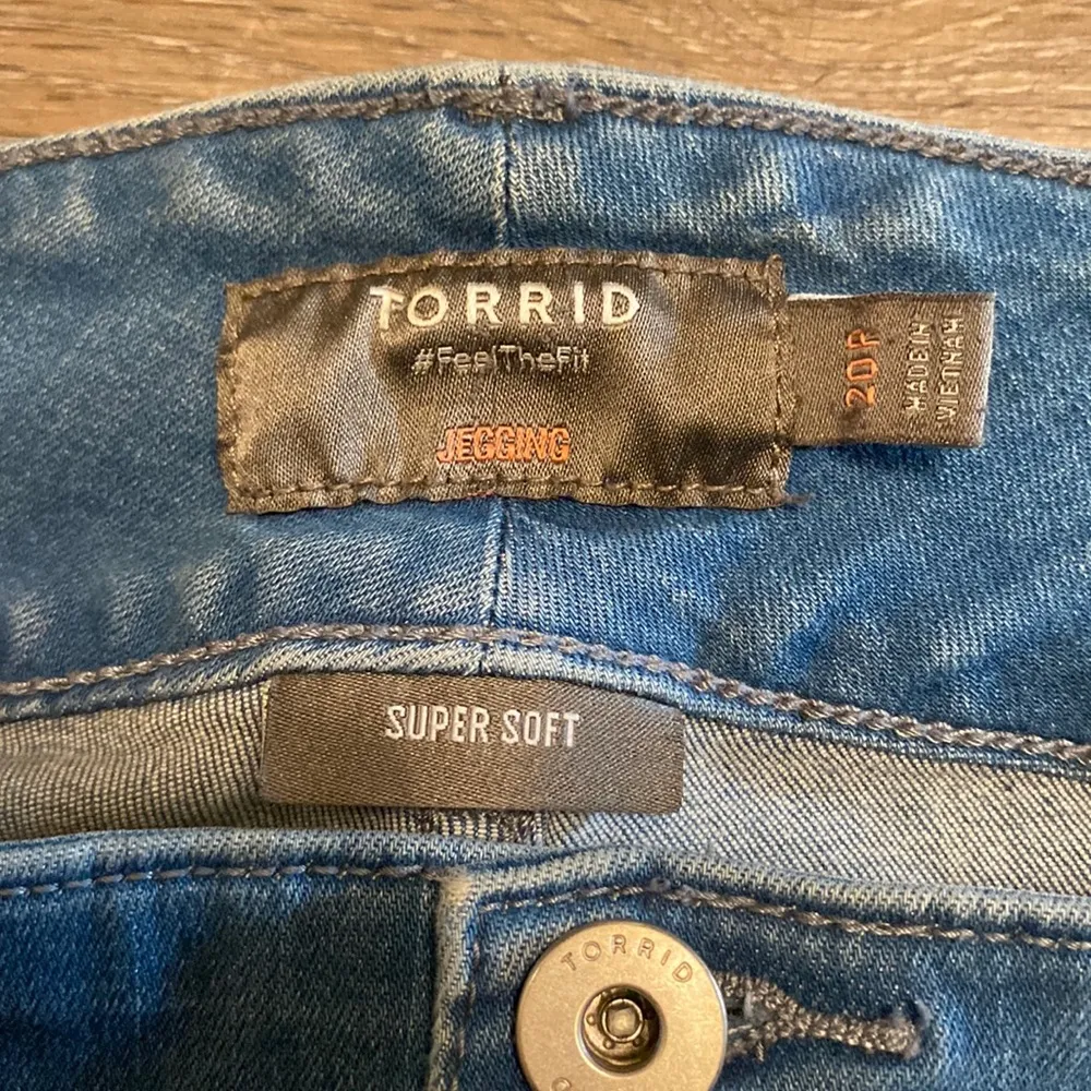 Torrid Super Soft Light Wash Jeggings Size 20 - Image 4