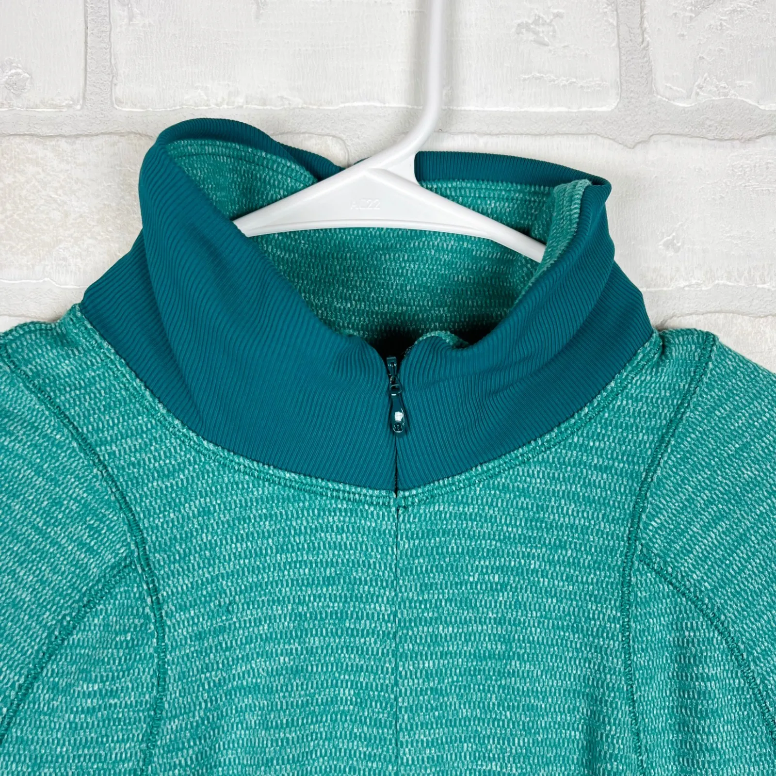 Lululemon Green Half Zip Top Thumbholes Athletic Activewear Jacket Size‎ 6 - Image 4