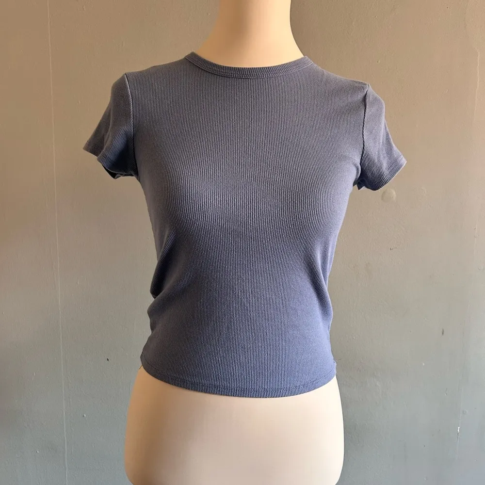 Tilly’s Blue Ribbed Baby Crew Tee | Size: Small - Image 3