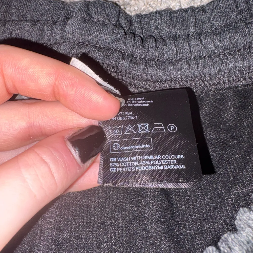 H&M Dark Charcoal Terrycloth Women's Casual Sweat Shorts with Pockets 💜 - Image 3