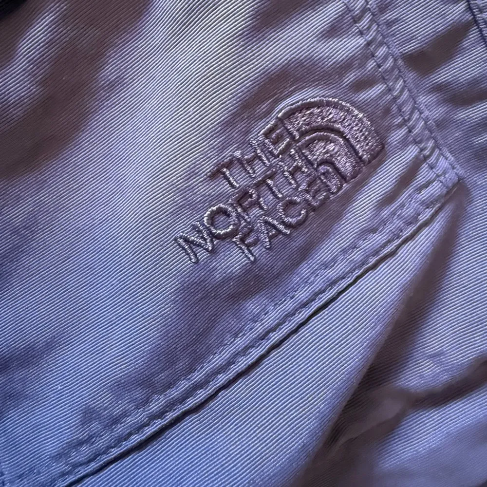 The North Face Women Cargo Buckle Pant Short Court zipper Pockets  Gray size 8 - Image 13