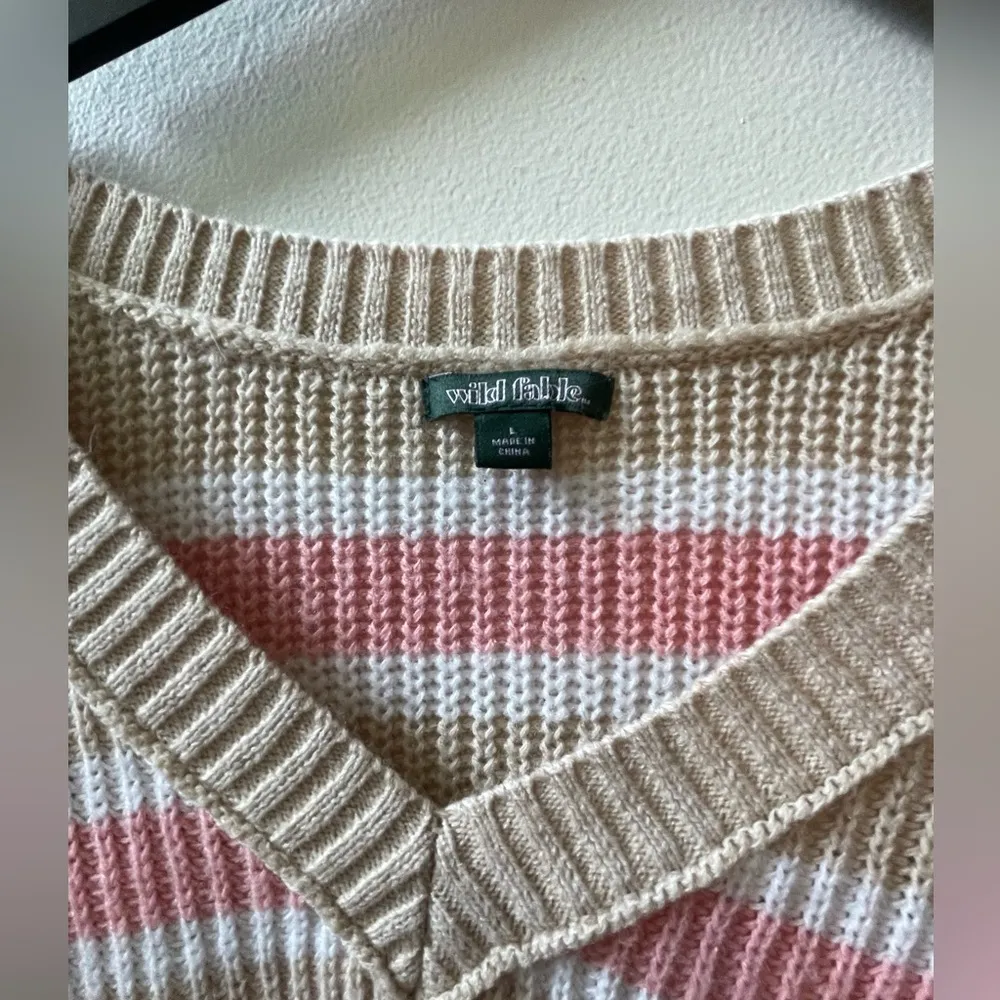 Wild Fable v-neck sweater, pink/tan/white, size large - Image 3