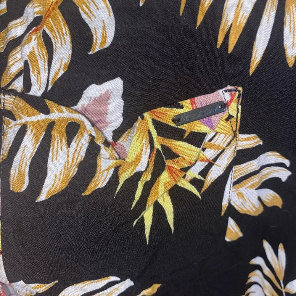 Volcom Gen wow Tropical Floral Black Button-Up Women's Top Hawaiian shirt resort - Image 10