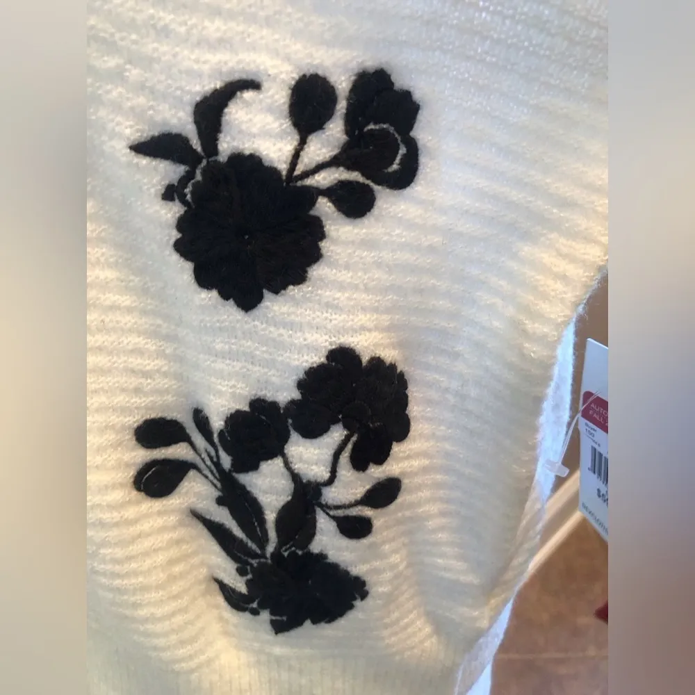 NWT Soft Ivory Sweater Black Rose Embroidery Pull On Large by Dex - Image 10
