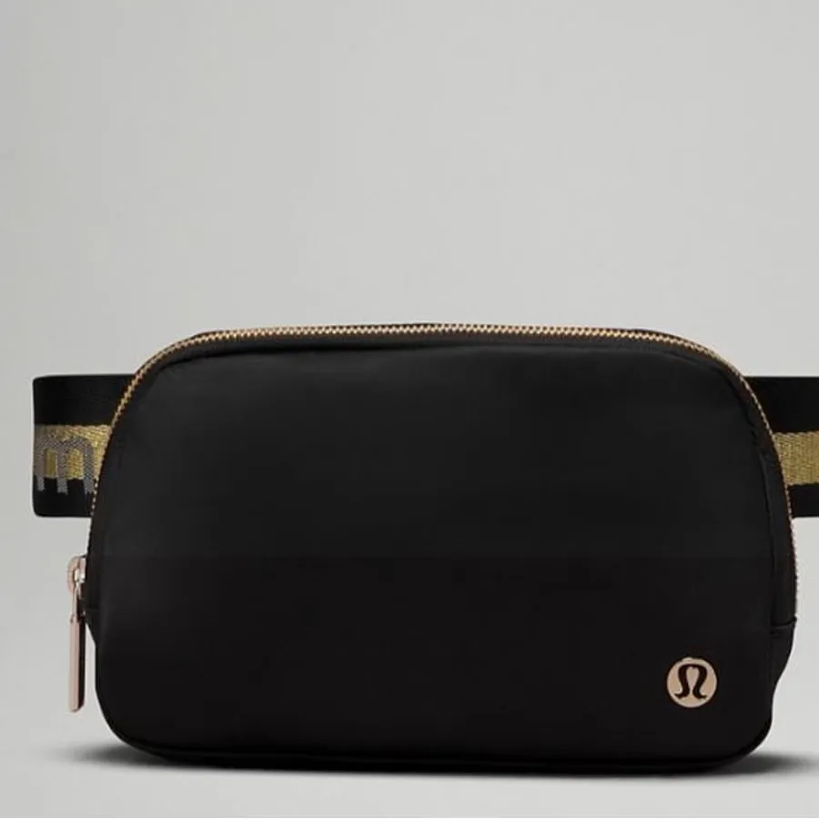 Lululemon Everywhere Belt Bag 1L *Wordmark
Colour Black/Gold/White Opal - Image 3