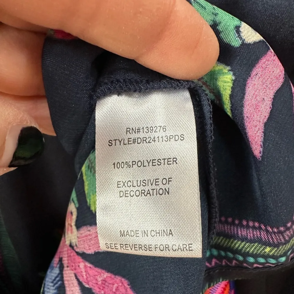 DR2 by Daniel Rainn blouse in Navy Island Floral, lightweight, silky, cap sleeve Blue Size M - Image 4