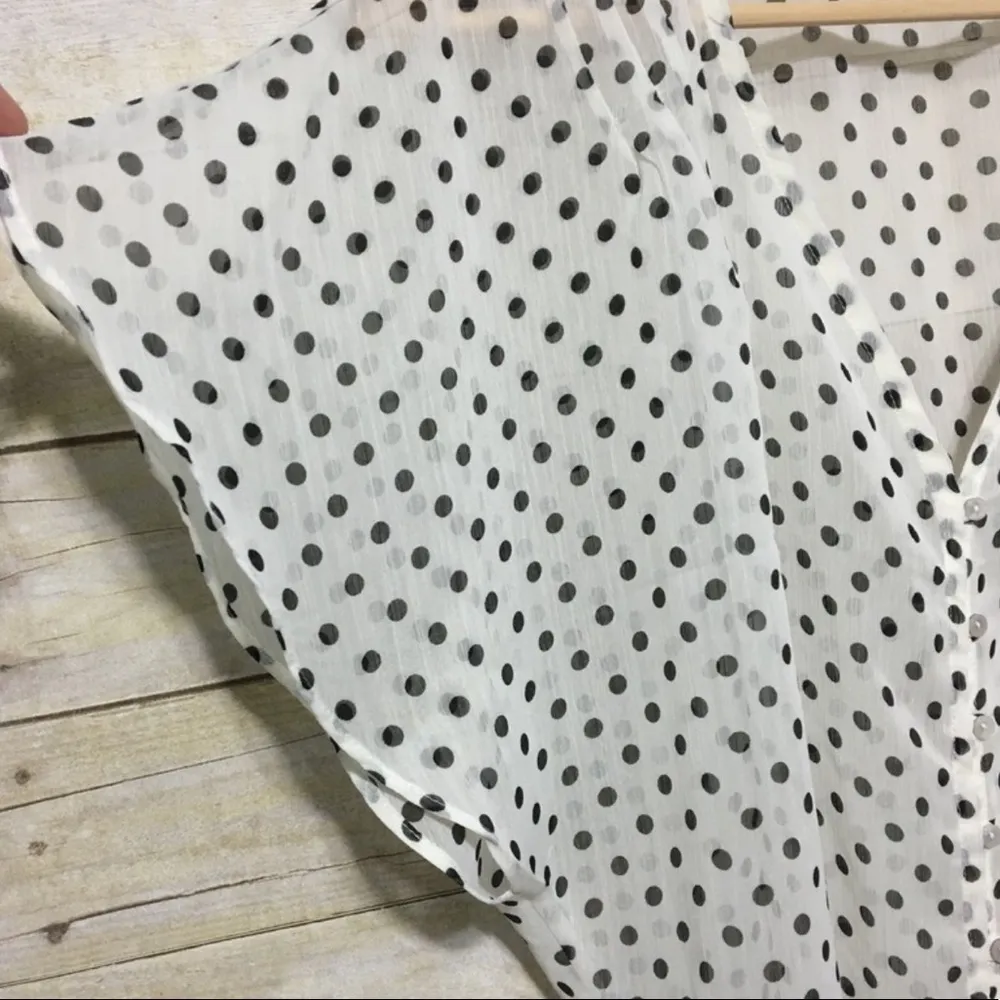 𝅺Forever 21 Sheer Flutter Sleeve Polka dot blouse Size small - Image 4