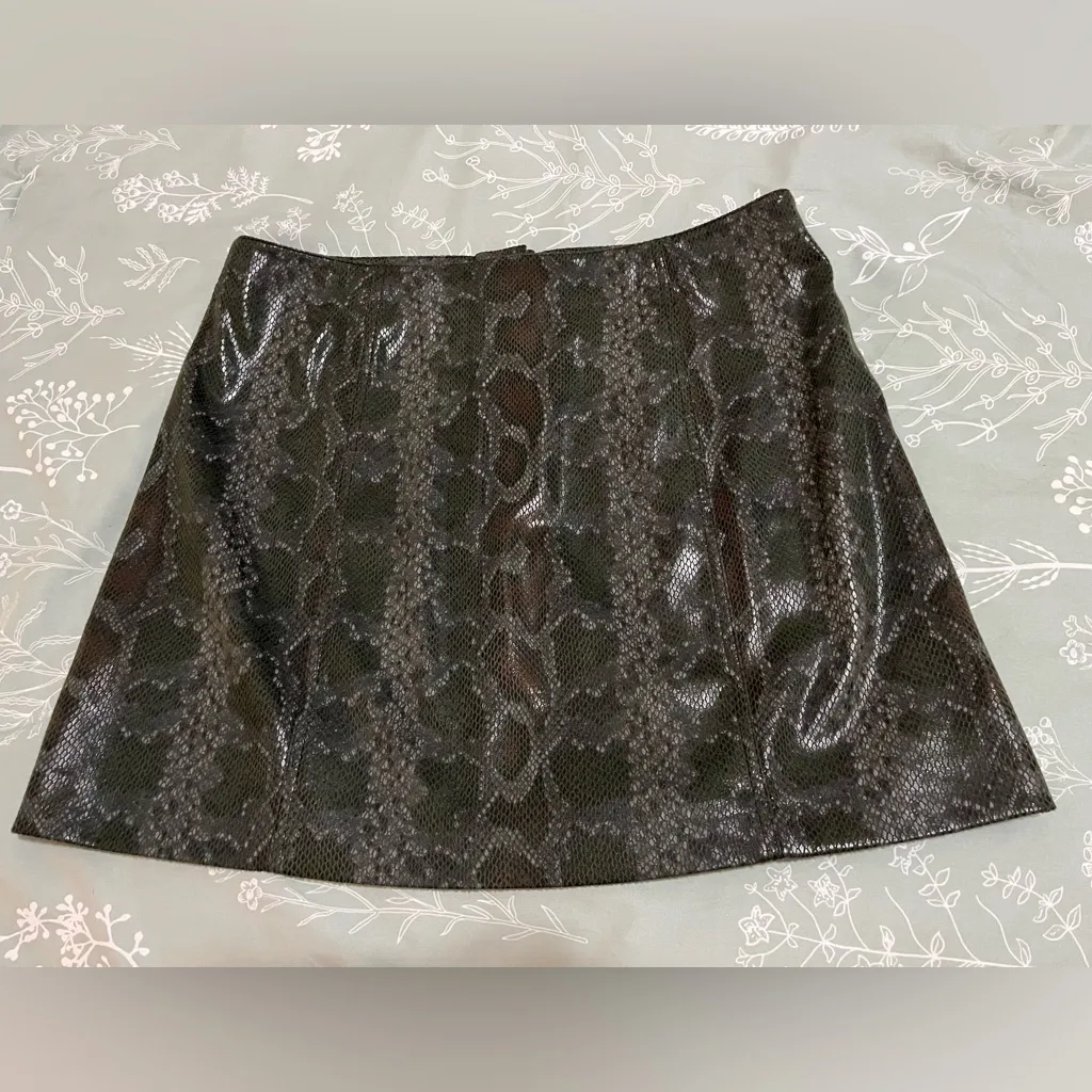 1. State Button-Front Snake Print Mini Skirt Sz 12 NWOT - Image 4