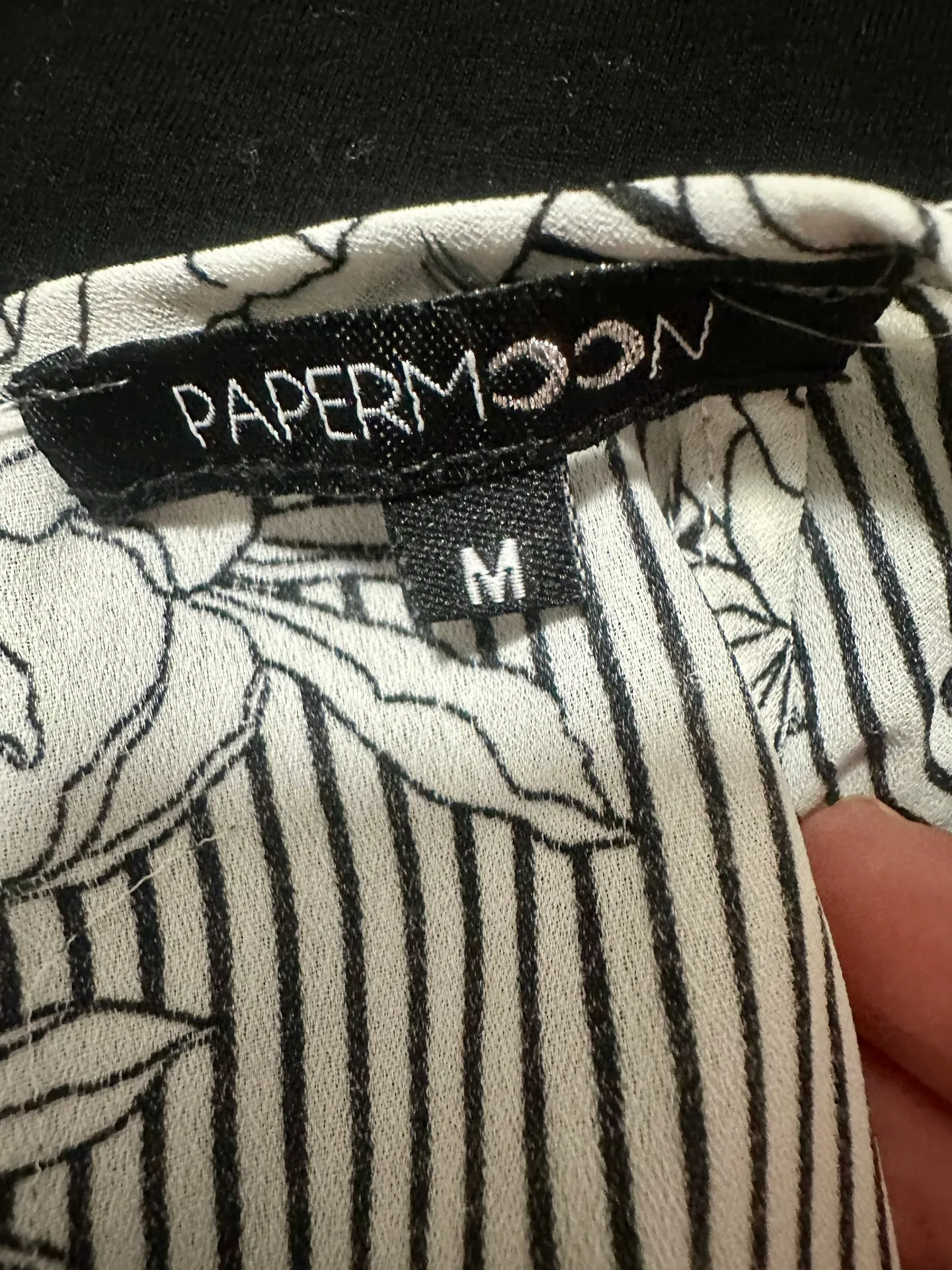 Beautiful black & white Blouse Size Medium - Image 5