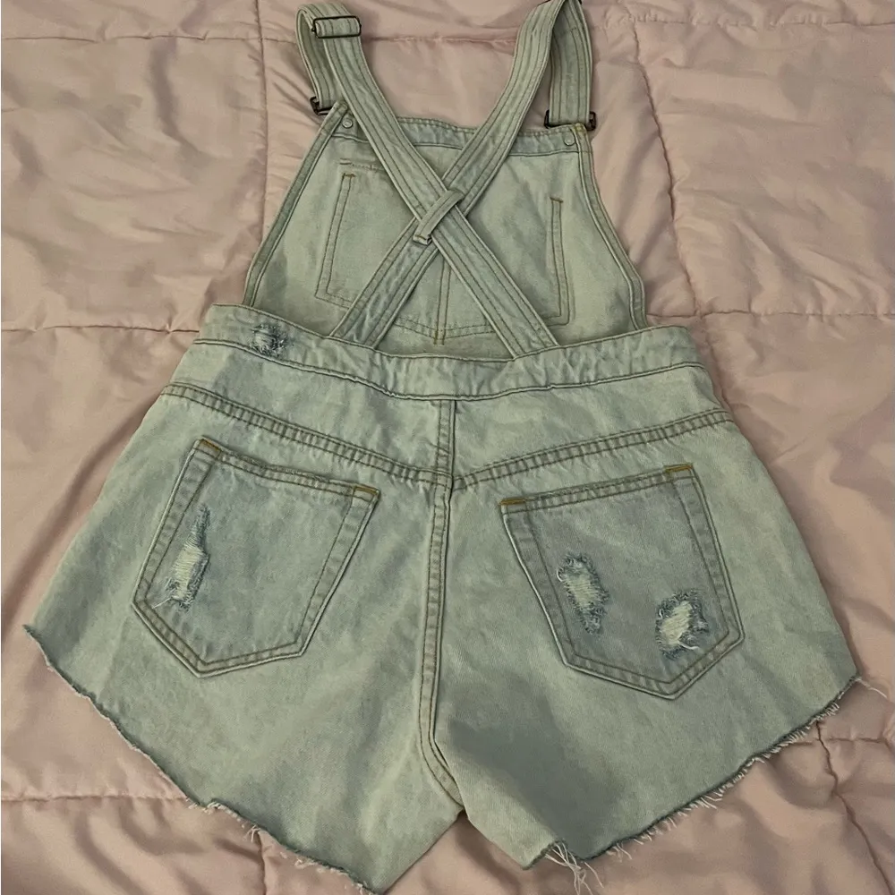 Glassons Denim light wash distressed overall shorts romper, size 8 boho spring - Image 12