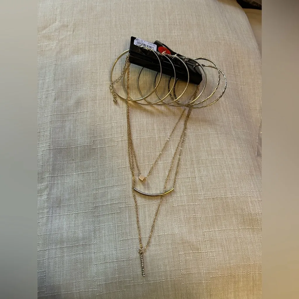 NEW Bar Pendant Layered Necklace with Hoop Earrings Trio Gold Costume - Image 2