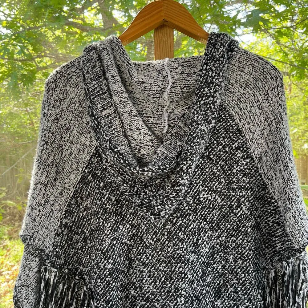 Steve Madden Women's Black And White Fringe Trim Poncho OSFM. NEW WITH DEFECTS - Image 3