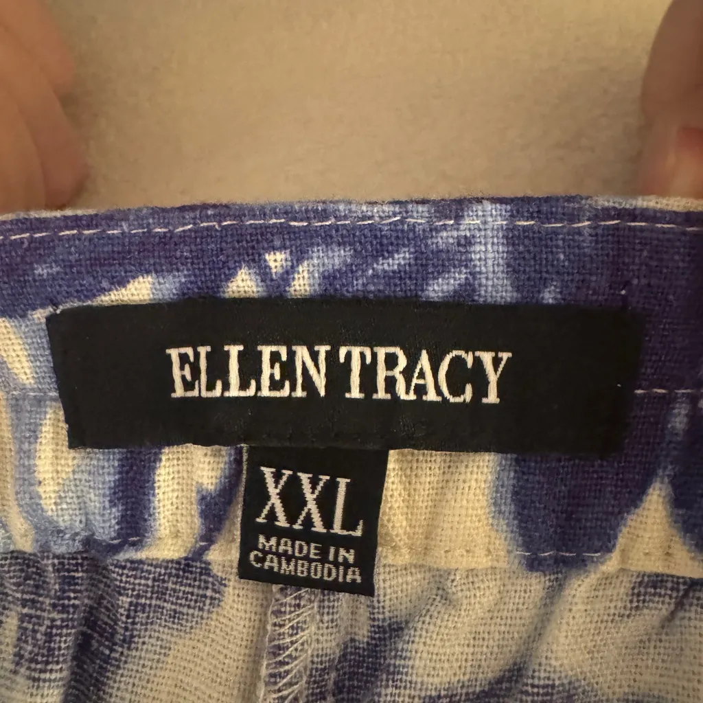 Ellen Tracy Blue and White Patterned Skorts - Image 3