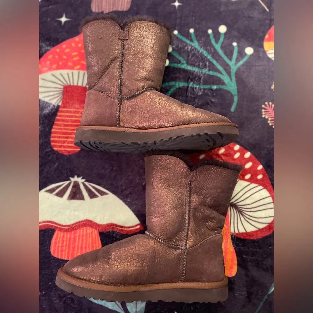 UGG Special Edition Bailey Button Metallic Logo brown leather sheepskin boot. 7 - Image 2