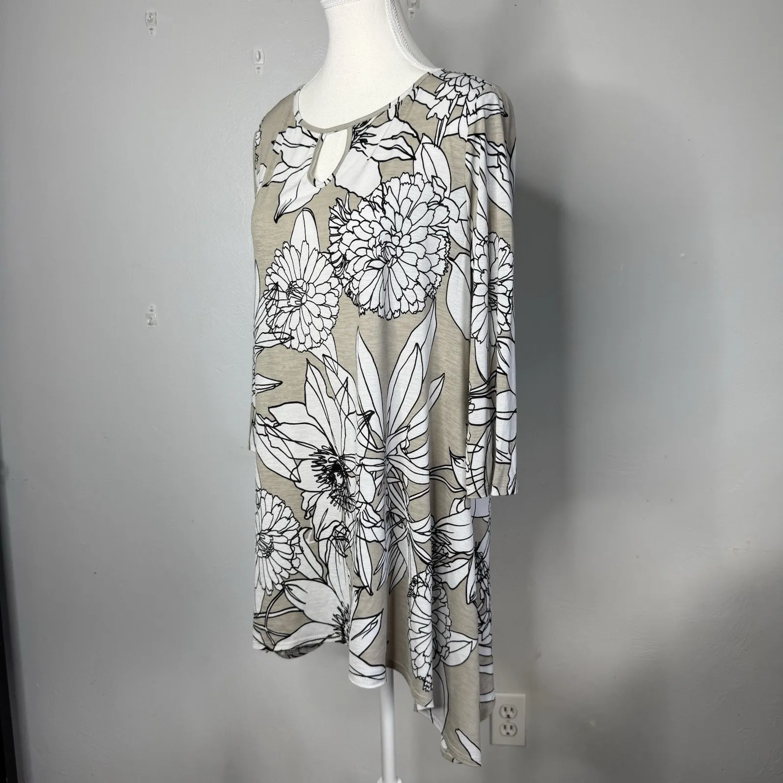 Clara Sun Woo Beige Black White Floral Tunic Top Women’s Size M Asymmetrical Hem Size M - Image 2