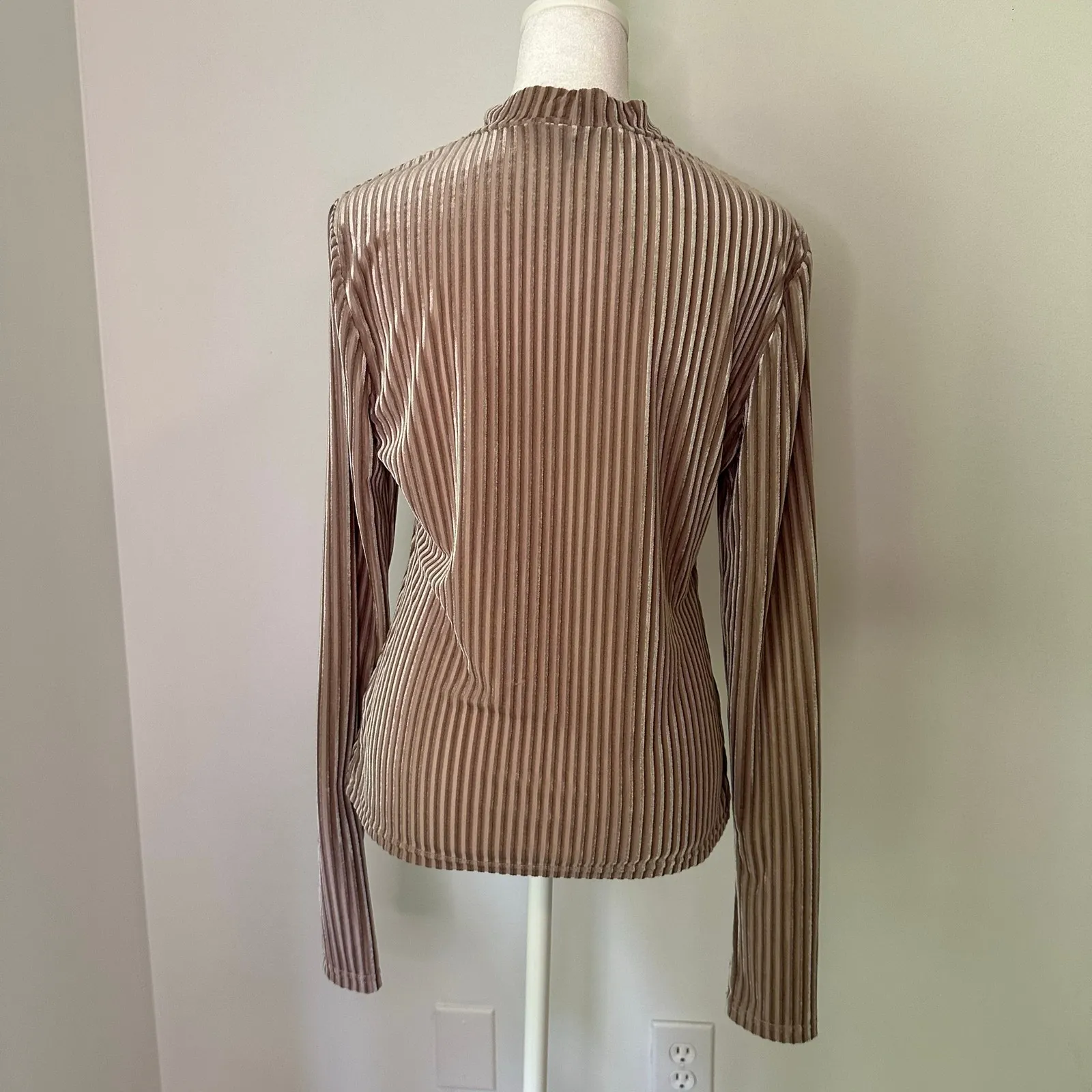 Lulu's lilac purple velvet striped long sleeve mock neck top size L - Image 5