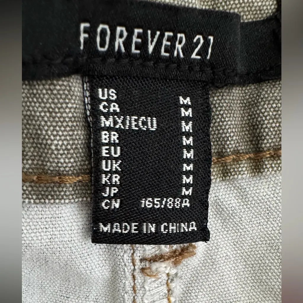 Forever 21  Camouflage Y2K Cargo women’s Pants size M - Image 9