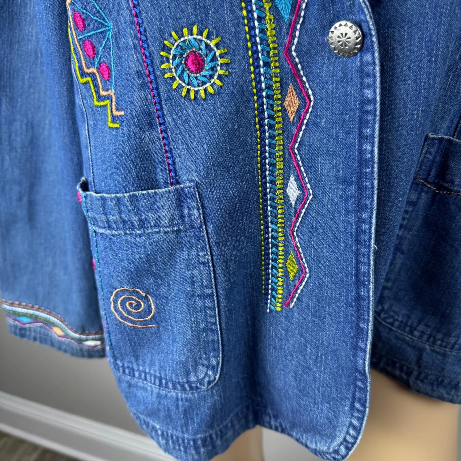 Two Twenty Sz M Embroidered Denim Jacket Western Aztec Southwestern Jean Coat Blue Size M - Image 3