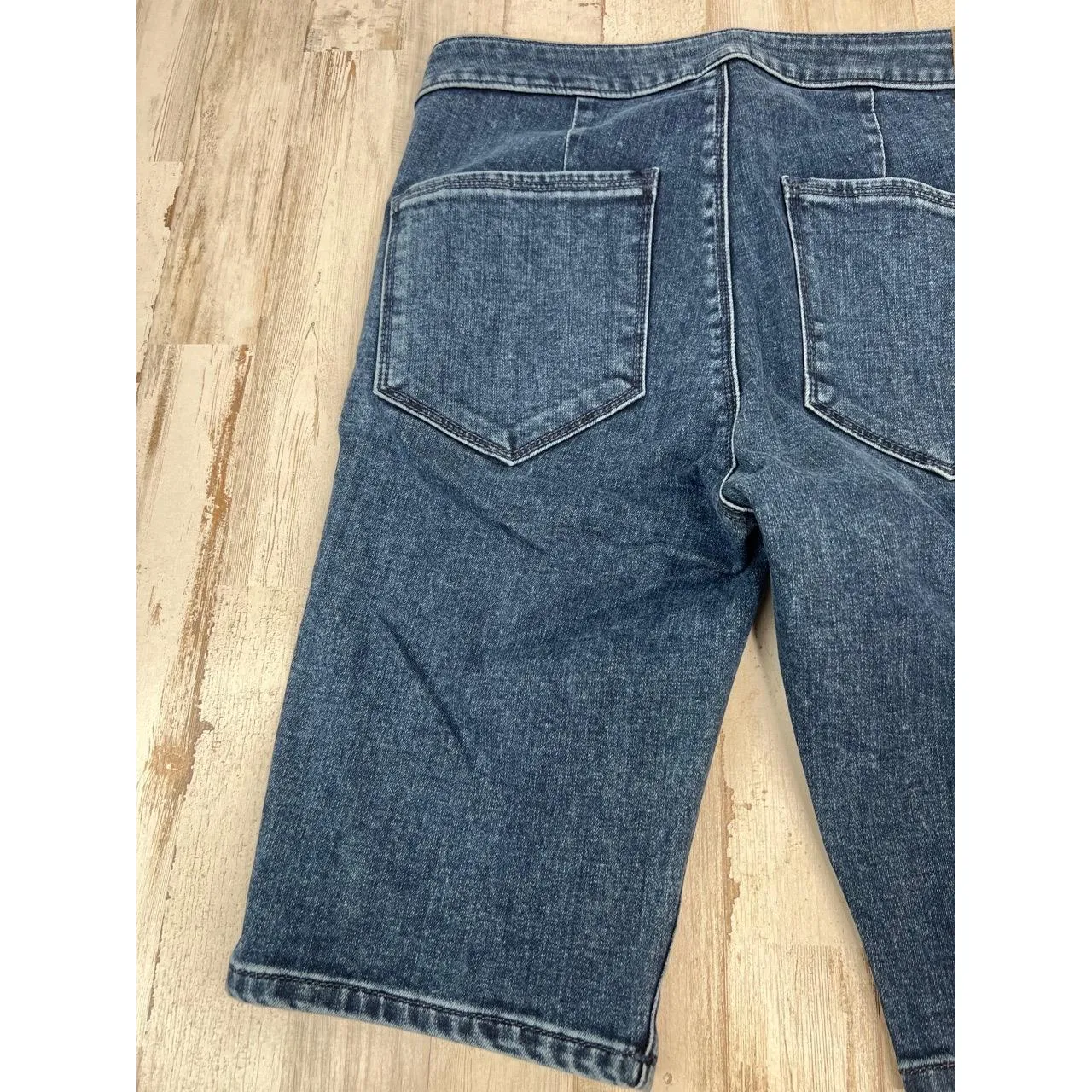 J+CO Denim Shorts Womens Size 26 Medium Blue Wash High Rise Seamed 10" Bermuda - Image 6