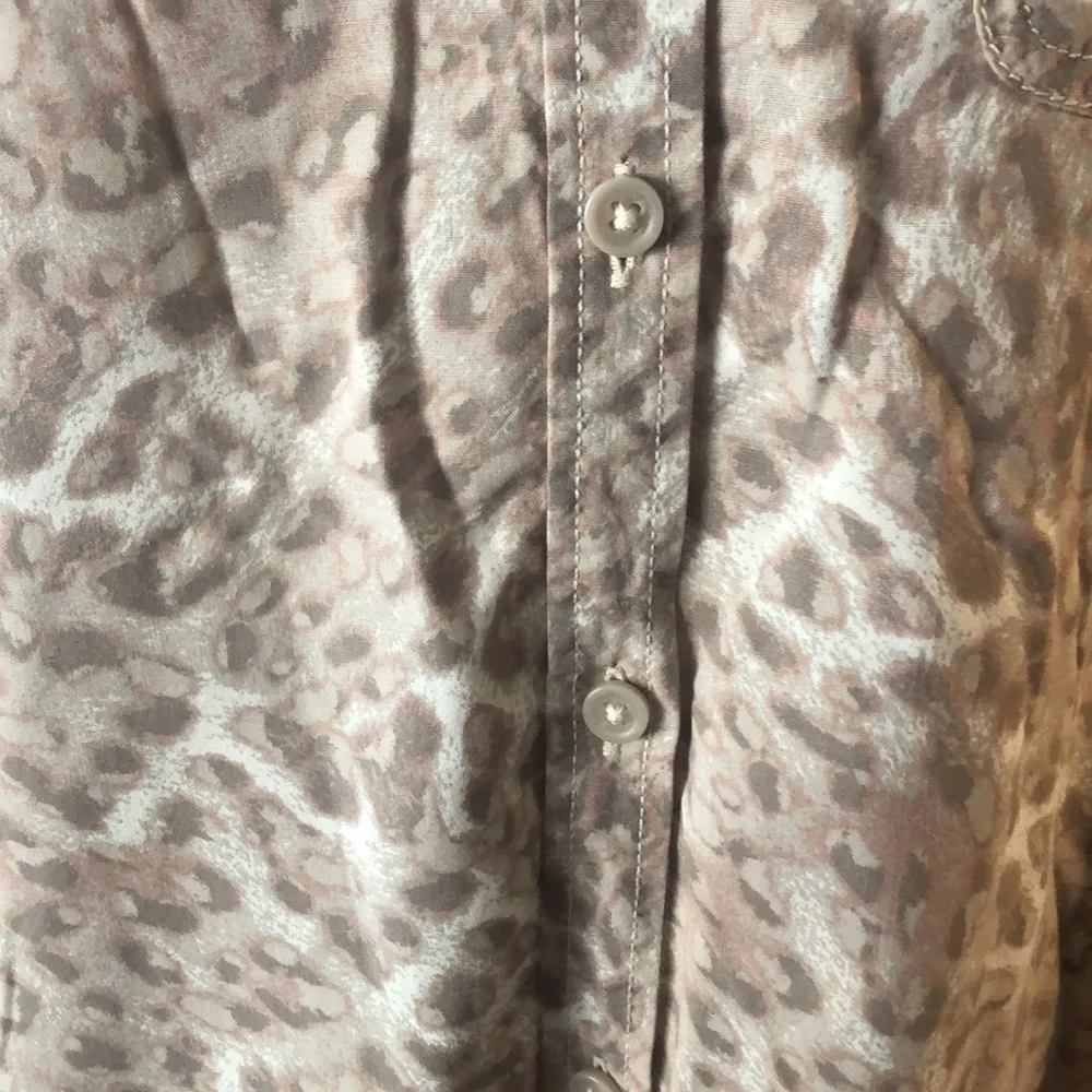 LAST CHANCE 🎉 4 for $20 💄 BeachLunchLounge Button Down Shirt, size Small - Image 4