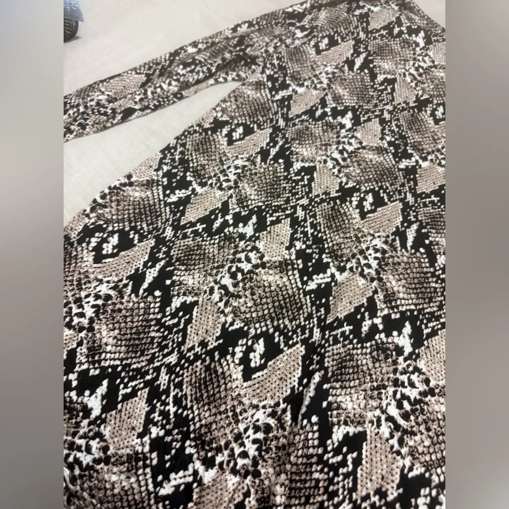 Mario Serrani snake skin print long sleeve NWOT - Image 4