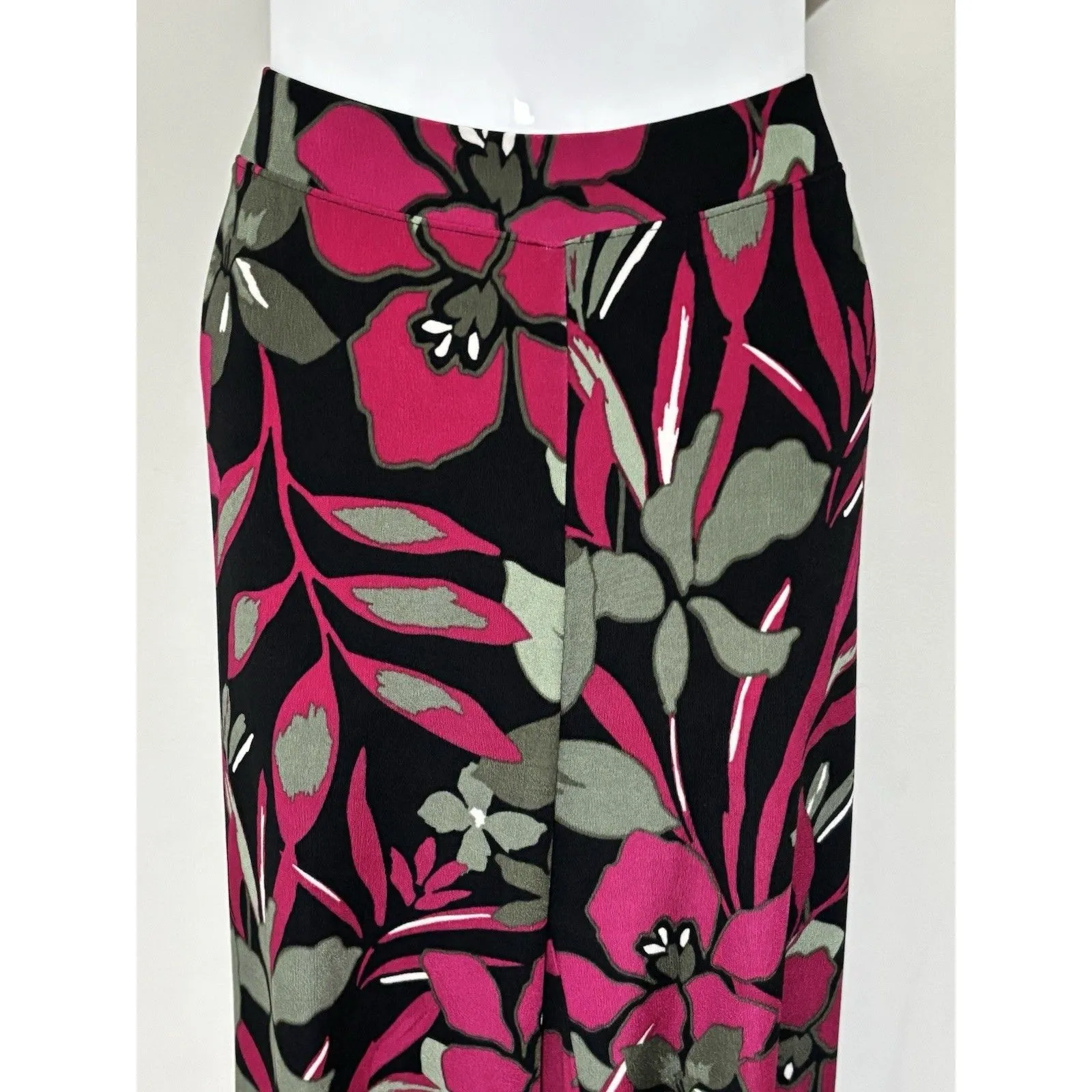 Chico's Travelers Sz 1 Women's Cropped Hibiscus Berry Knit Pant Outfit - Image 4