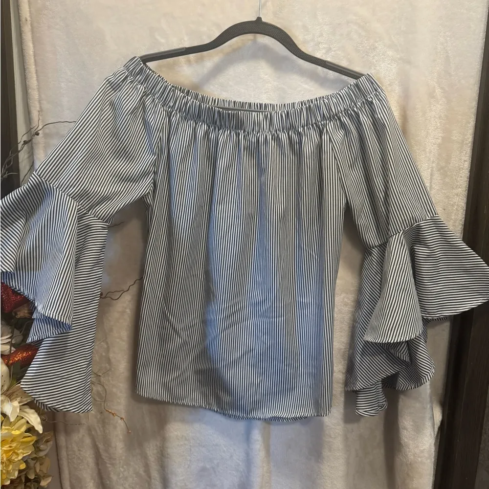 Modern off the shoulder bell sleeve blouse
Size L - Image 4