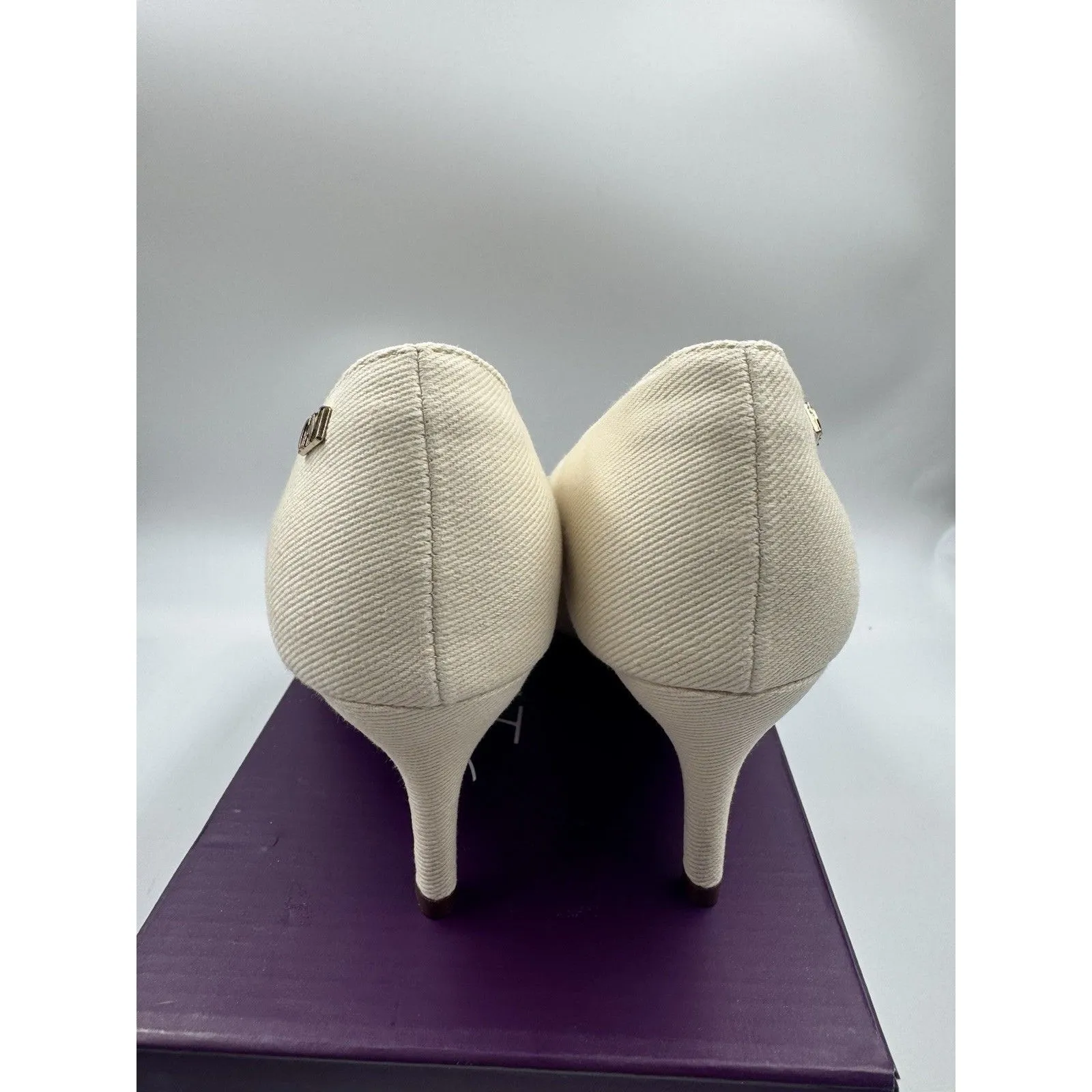 New Gloria Vanderbilt Women's Marilyn Pumps White Closed Toe Heels Sz 9 Shoes - Image 5