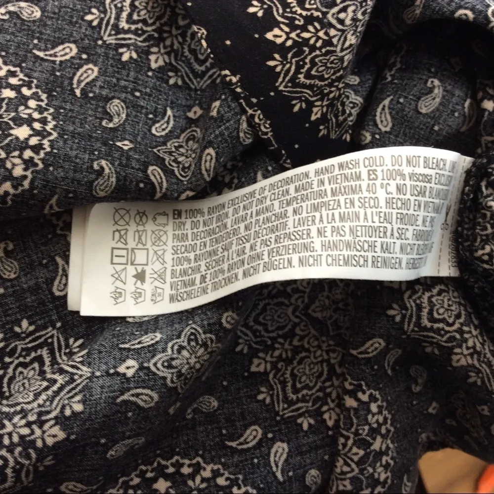 FOREVER 21 sleeveless crop top. medium - Image 4