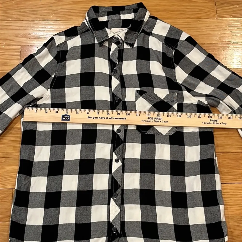 UNIVERSAL thread women’s one pocket button down shirt size medium. - Image 6