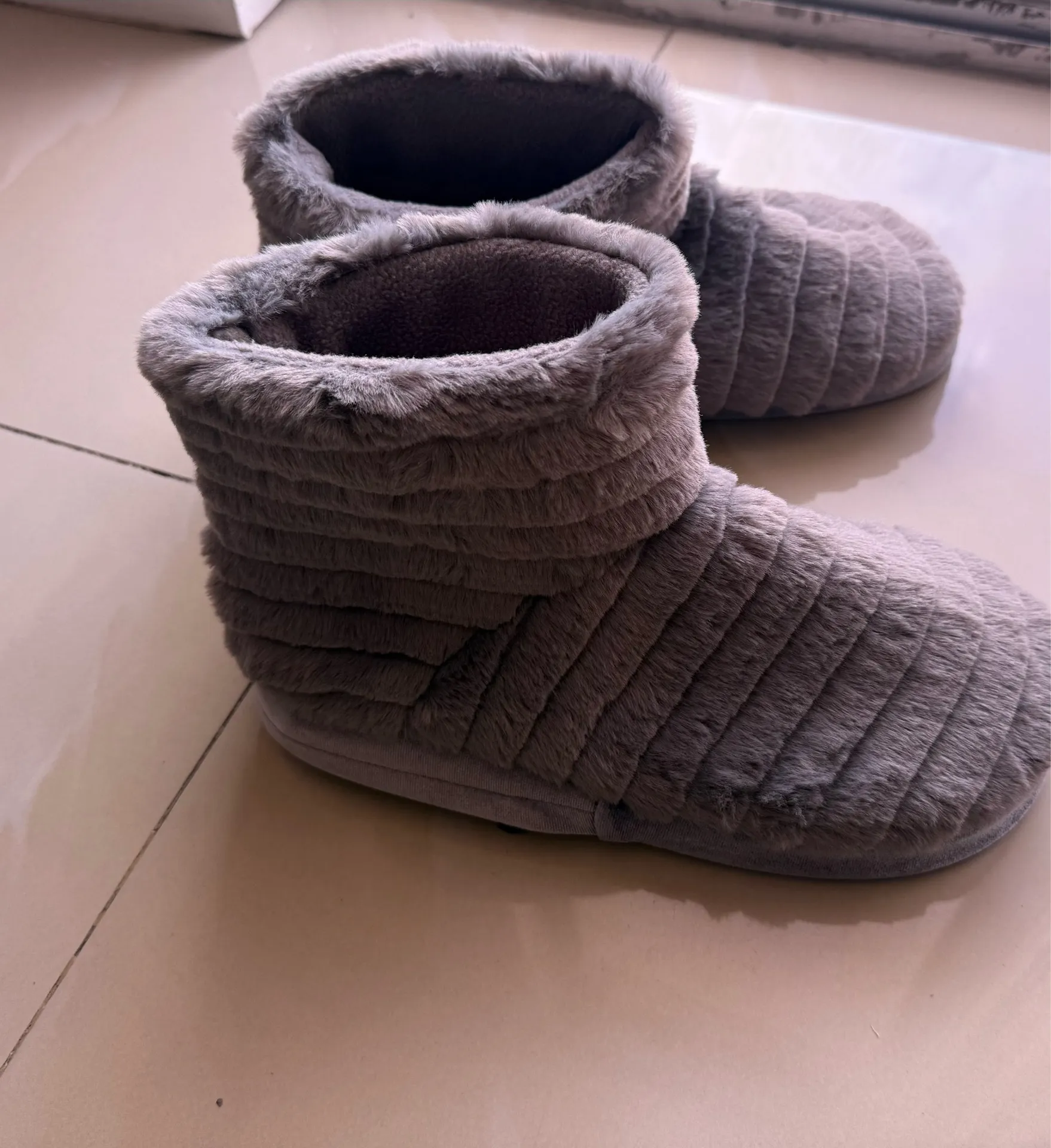 Bootie Slippers Faux Fur adult Unisex, pair of gray faux fur bootie slipper Size 8.5 - Image 11