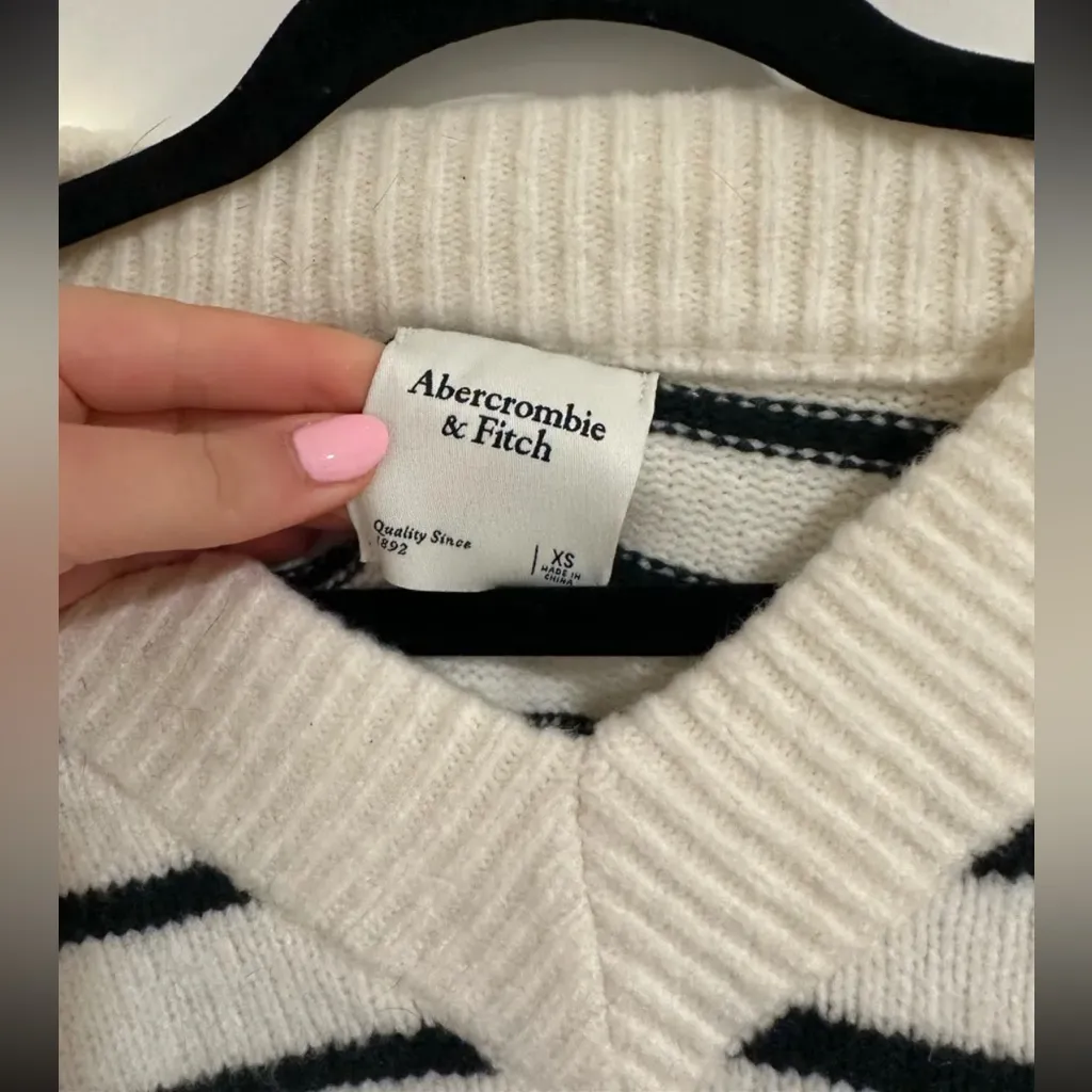 Abercrombie & Fitch Striped V-Neck Sweater - Black and White/Cream - Image 4