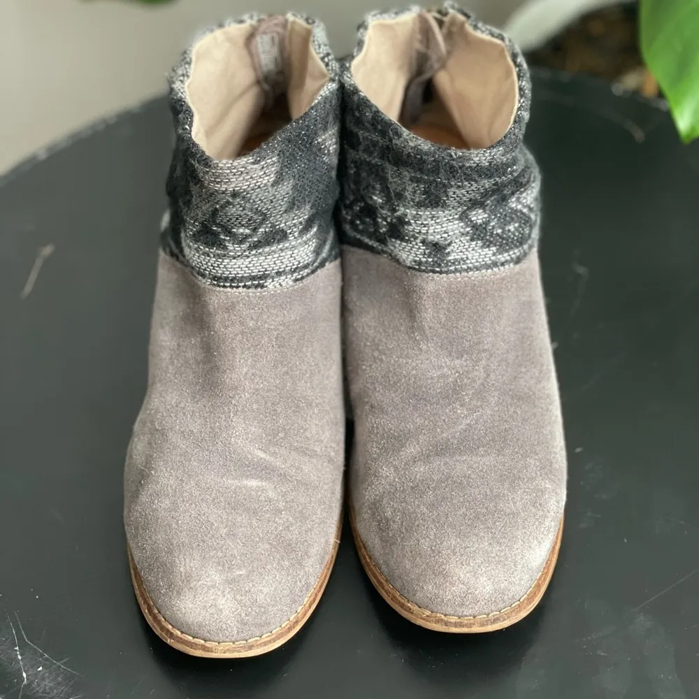 Toms Leila Aztec Print Gray Suede Heel Ankle Booties Sz 8 - Image 3
