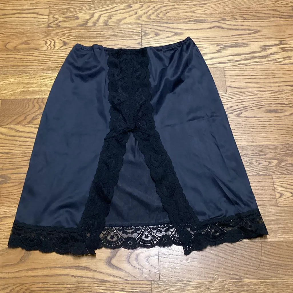 Vassarette Vintage nylon half slip. Size Small - Image 2