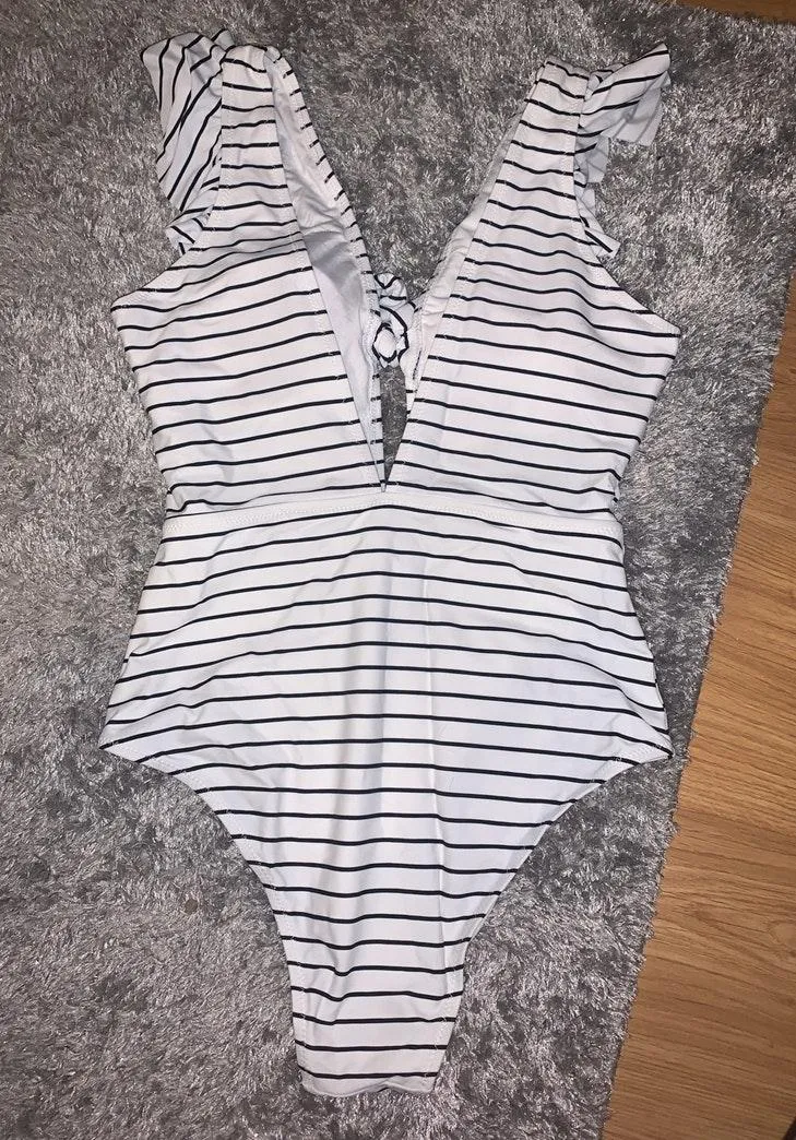 Cupshe One Piece Swimsuit Small - Image 4