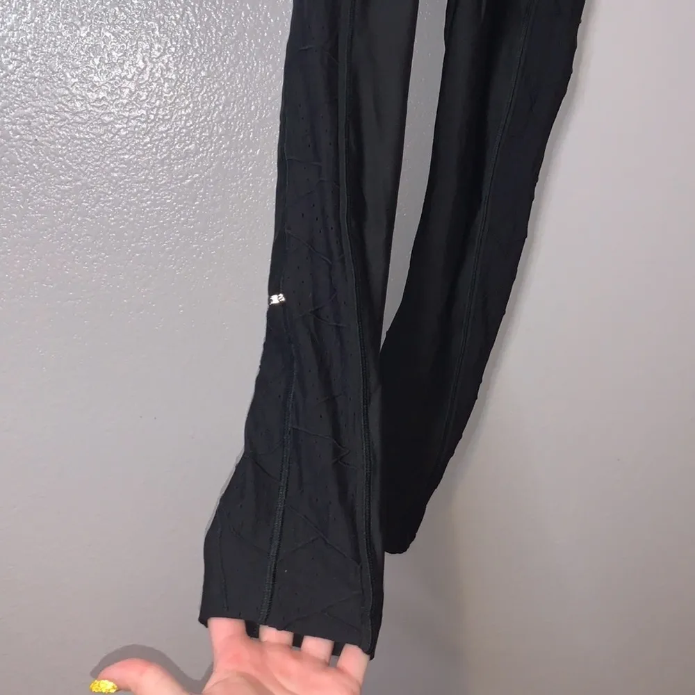 Under Armour black compression heat gear athletic leggings - Image 4