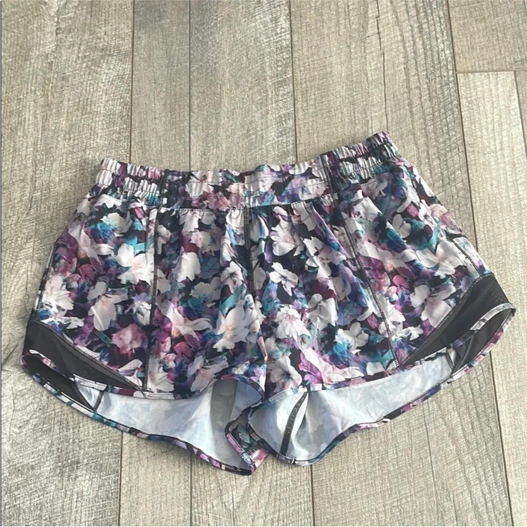 Lululemon Size 8 Tall Hotty Hot Shorts in Utopia Multi Deep Phantom Pattern - Image 3